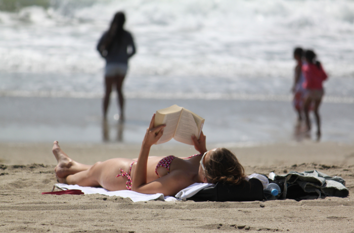 Beach reading(출처 Flickr)