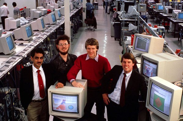 썬 창업초기의 창업자 4인방 – (왼편부터) 비노드 코슬라, 빌 조이, 앤디 벡톨샤임, 스캇 맥닐리