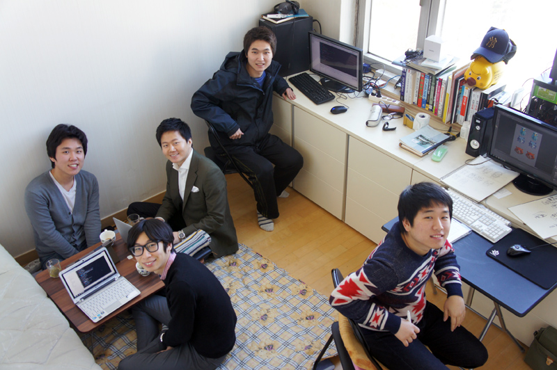 브릭슨의 멤버들. 왼쪽부터 김동훈 UX·UI디자이너, 박주훈 개발자, 김태형 대표, 손상원 개발자, 박상원 그래픽디자이너