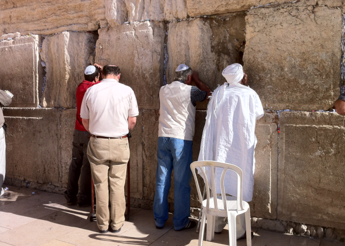 예루살렘의 올드시티 통곡의 벽에서 기도하는 유대인들