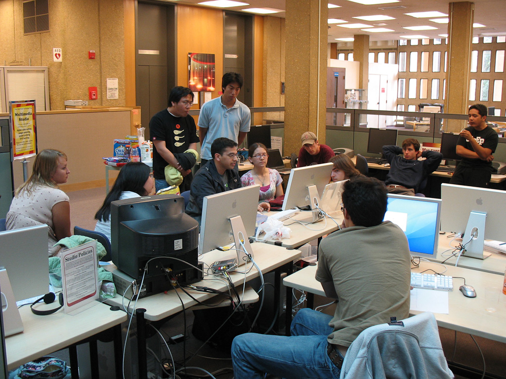 스탠포드 Meyer 도서관 2층 학습 룸. 도서관은 조용해야 한다는 공식을 처음으로 깬 곳이다. 