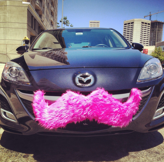 Lyft를 상징하는 핑크색 콧수염장식을 붙인 자동차(출처 Flickr)