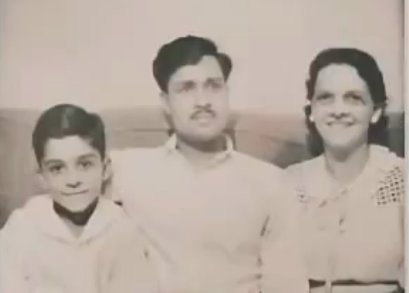 부모님과 함께한 Amar Bose. 출처 유튜브 동영상