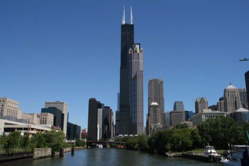시어즈 백화점의 성공을 상징하는 시카고 시어즈 타워 (지금은 윌리스 타워로 이름이 바뀌었다)
